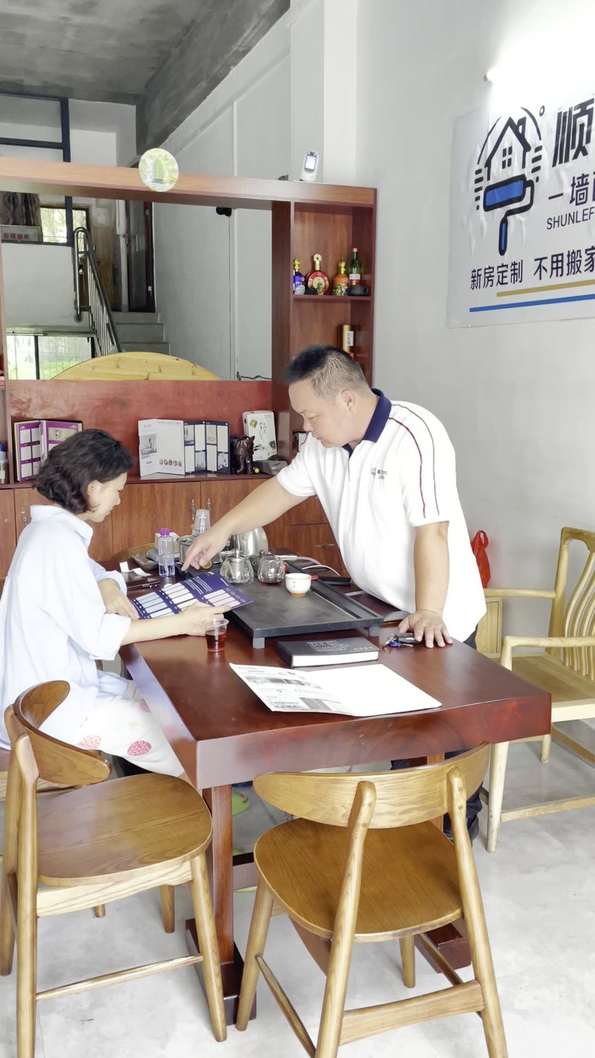 玉林门店为客户介绍墙面翻新样品