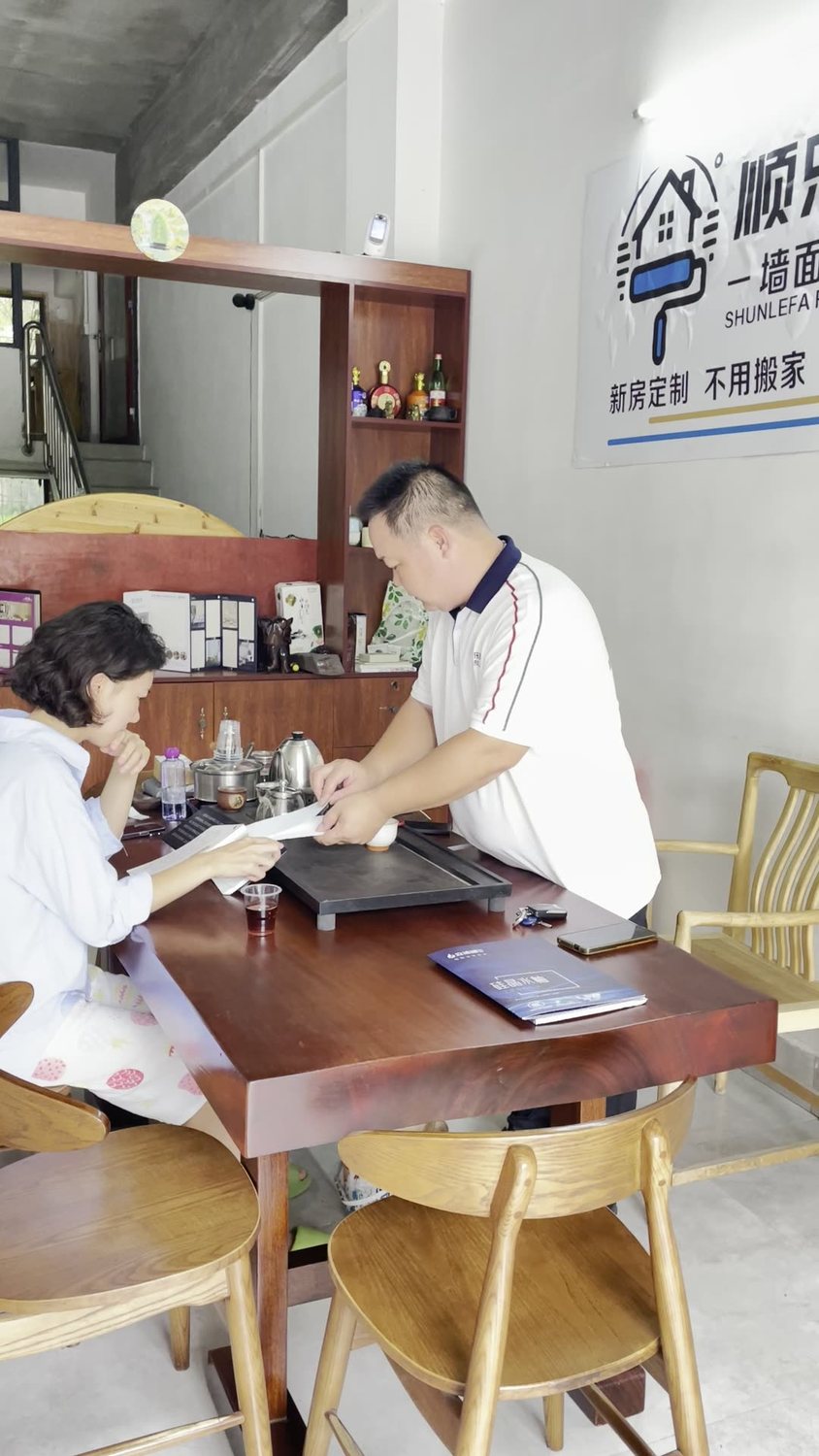玉林门店给客户介绍墙面材料样品
